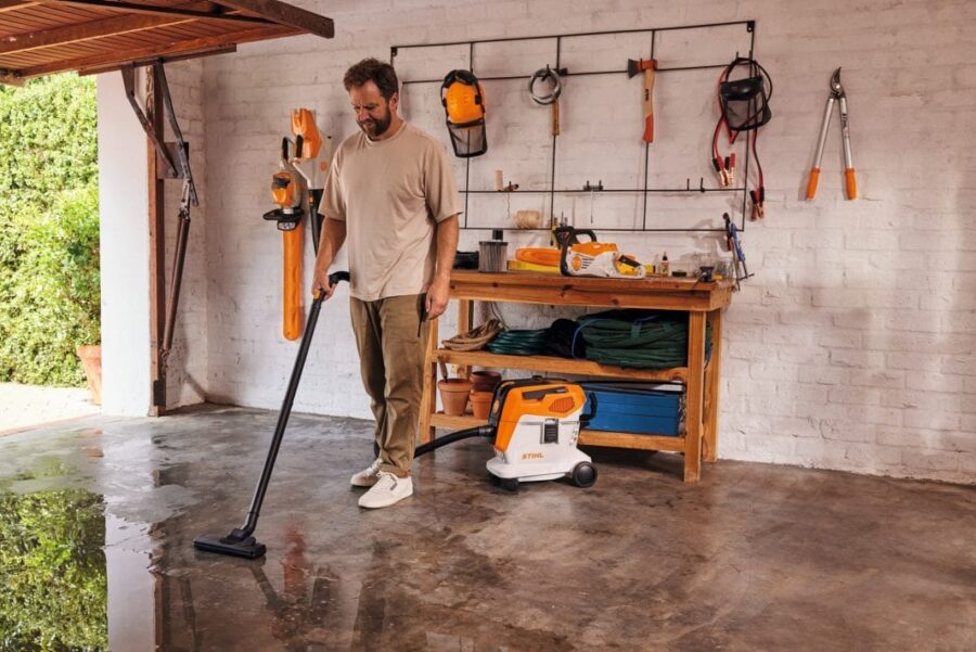 RUBEN ESTA LIMPIANDO SU TALLER HINDUNDADO CON LA ASPIRADORA DE LÍQUIDOS A BATERÍA STIHL SEA 60