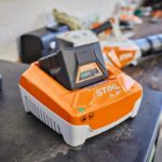 EL CARGADOR AL 301 PONIENDO A TOPE A UNA BATERIA AK DE STIHL TU NUEVO MODELO RENACIDO PARA LA GESTION DE TUS BATERIAS
