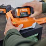 EL AL 301 CARGANDO UNA BATERIA AP 300 S DE STIHL - PREPARA TUS BATERIAS CON EL CARGADOR STIHL AL 301