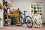 YOLANDA PREPARANDO LA BICI PARA UNA JORNADA EN NATURALEZA CON EL COMPRESOR DE AIRE A BATERIA KOA 20 DE STIHL