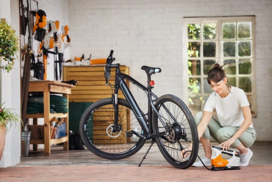 YOLANDA PREPARANDO LA BICI PARA UNA JORNADA EN NATURALEZA CON EL COMPRESOR DE AIRE A BATERIA KOA 20 DE STIHL
