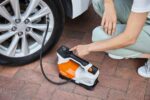 YOLANDA INFLANDO LAS RUEDAS DEL COCHE CON EL COMPRESOR DE BATERIA STIHL KOA 20