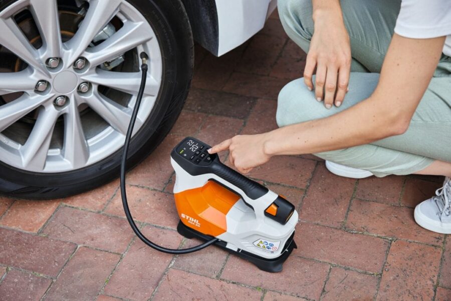 YOLANDA INFLANDO LAS RUEDAS DEL COCHE CON EL COMPRESOR DE BATERIA STIHL KOA 20