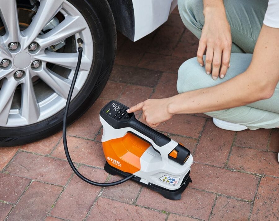 YOLANDA INFLANDO LAS RUEDAS DEL COCHE CON EL COMPRESOR DE BATERIA STIHL KOA 20