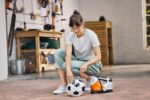 YOANDA INFLANDO N BALON CON EL COMPRESOR KOA 20 DE STIHL - BATERIA AS