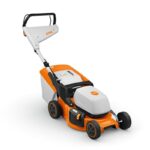EL CORTACESPED STIHL. ABATERIA AK RMA 248 VISTO DESDE LA DERECHA- SE VE SU SALIDA LATERAL Y EL ERGOMANILLAR QUE TANTO LO CARACTERIZAN