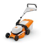 RMA 248 DE STIHL - EL CORTACESPED A BATERIA COMPARABLE. A LOS DE GASOLINA VISTO DESDE EL LADO IZQUIERDO