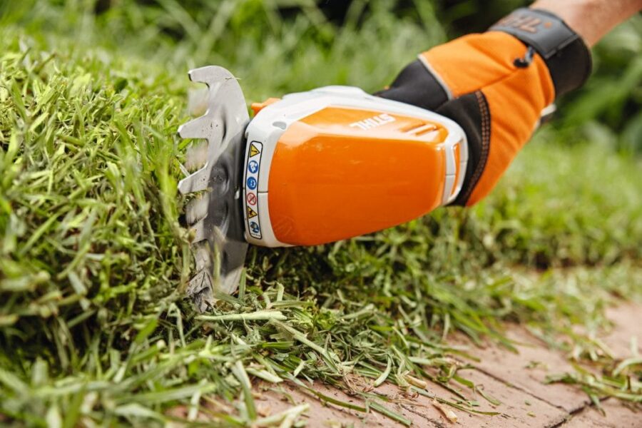 PERFILADOR A BATERIA HSA 26 DE STIHL CON LA CUCHILLA DE CESPED. CREA MARGENES DE JARDIN PERFECTOS