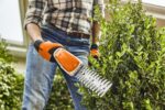CORTASETOS HSA 26 A BATERÍA PERFILANDO UN SETO Y CREANDO EL JARDIN DE ENSUEÑO QUE QUIERES