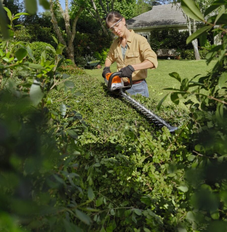 EVA PERFILANDO EL SETO DE SU CASA CON EL CORTASETOS A BATERIA STIHL HSA 60 - LA MAQUINA PREFERIDA DE NUESTROS PARTICULARES EXIGENTES