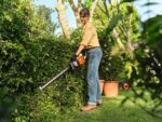EVA TRABAJANDO CON EL HSA 60 DE STIHL - ESTA CORTANDO. EL SETO DE. LAENTRADA CON EL CORTASETOS A BATERIA AK Más POTENTE DE STIHL
