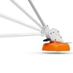 La cabeza de corte de la desbrozadora FSA 30 de Stihl nos permite adaptarnos a todos los rincones que necesitemos. Aumentando la ergonomia para el trabajador y mejorando el acabado final del cortacesped.