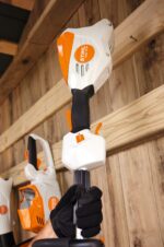 LA FSA 70 DE STIHL COLGANDOSE DE SU SITEMA DE GANCHO