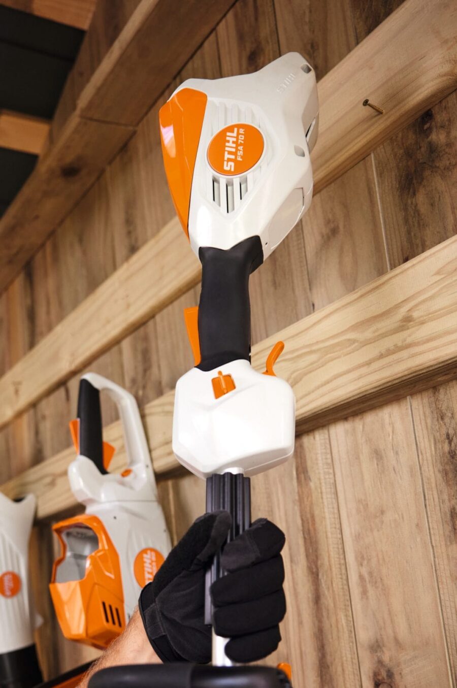 LA FSA 70 DE STIHL COLGANDOSE DE SU SITEMA DE GANCHO