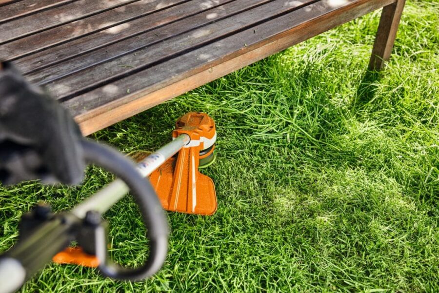 LA DESBROZADORA A BATERIA AK DE STIHL FSA 70 EN ACCION. RECORTANDO EL CESPED DE DEBAJO DE UN BANCO DE MADERA