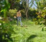 SANDRA UCIENDO LA DESBROZADORA. ABATERIA FSA 80 MIENTRAS DETALLA SU JARDIN