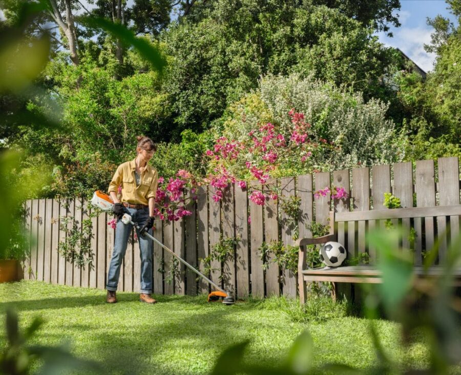 SANDRA TRABAJANDO CON LA DESBROZADORA FSA 80 R DE STIHL. -GAMA BATERIA AK