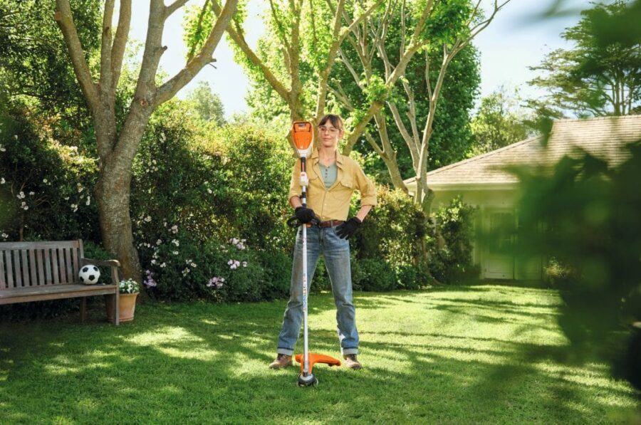 SNADRA LUCIENDO LA ALIADA PERFECTA PARA TU JARDIN, LA DESBROZADORA STIHL FSA 80 R