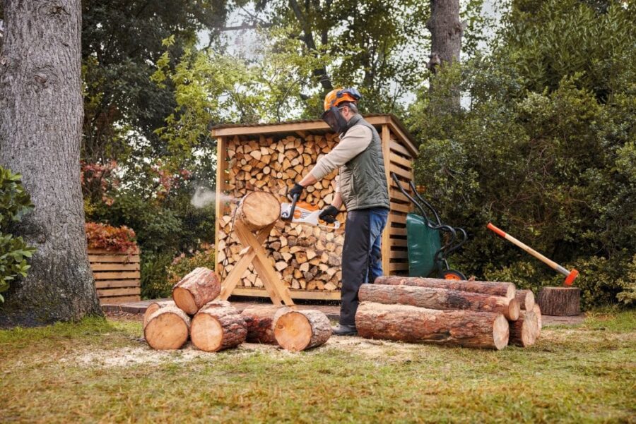 HOMBRE USANDO. LA MOTOSIERRA MSA 80 DE STIHL - LA MAS POTENTE DE LA GAMA DE BATERIA