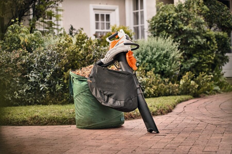 DEMOSTRAMOS LO FACIL QUE ES RECOGER HOJAS CON EL ASPIRADOR, SOPLADOR Y PICADOR DE STIHL - EL SHA 56 A BATERIA ES UNA OBRA DE INGINERIA